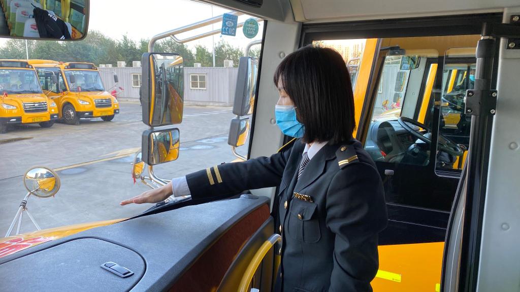 讓孩子們溫暖乘車！青島2000余輛溫馨校車全面開暖風(fēng)