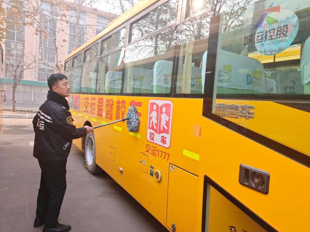 主動(dòng)抱受傷學(xué)生上下學(xué) 開(kāi)校車安全行駛10萬(wàn)里，守護(hù)孩子們安全上下學(xué)