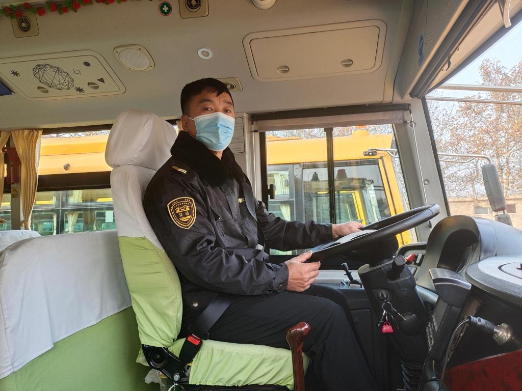 主動(dòng)抱受傷學(xué)生上下學(xué) 開(kāi)校車安全行駛10萬(wàn)里，守護(hù)孩子們安全上下學(xué)
