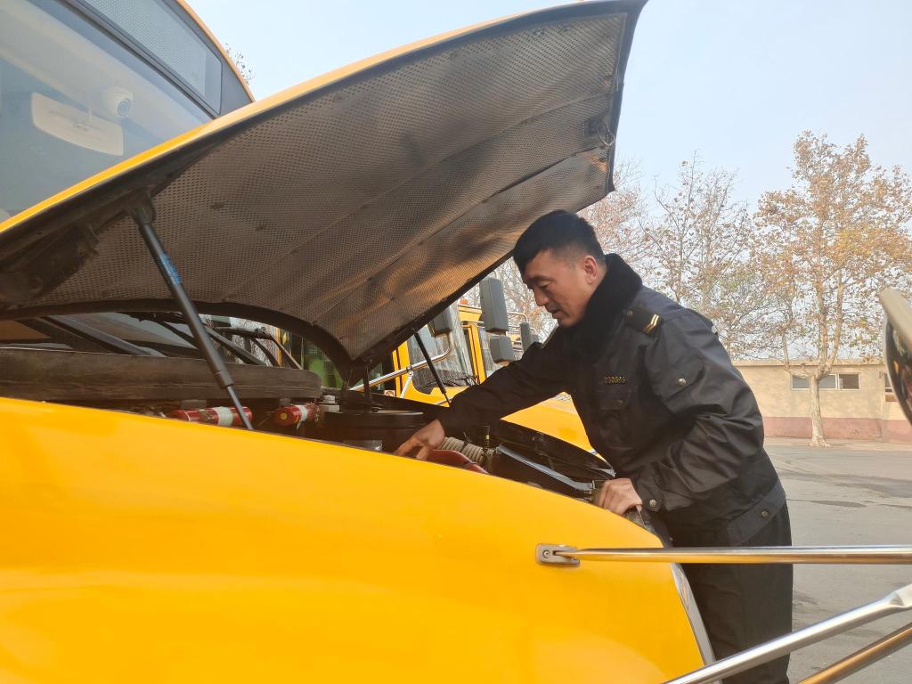 主動(dòng)抱受傷學(xué)生上下學(xué) 開(kāi)校車安全行駛10萬(wàn)里，守護(hù)孩子們安全上下學(xué)