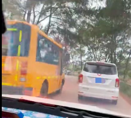 梧州市藤縣太平鎮(zhèn)一校車彎道超車，網(wǎng)友：把別人的孩子當(dāng)兒戲