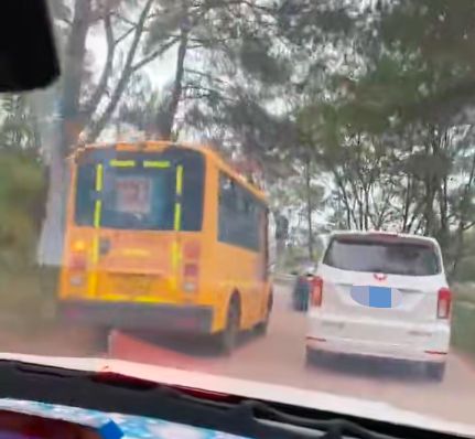 梧州市藤縣太平鎮(zhèn)一校車彎道超車，網(wǎng)友：把別人的孩子當(dāng)兒戲