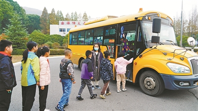 校車開進軍營