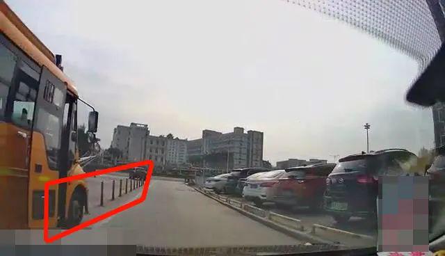 校車也“路怒”？開平交警及時出手