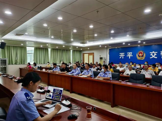 校車也“路怒”？開平交警及時出手