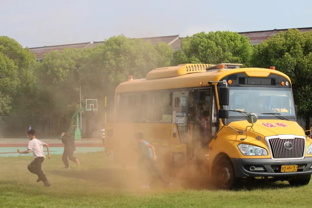 嵊州長(zhǎng)運(yùn)：守護(hù)未來(lái)，長(zhǎng)運(yùn)校車安全演練