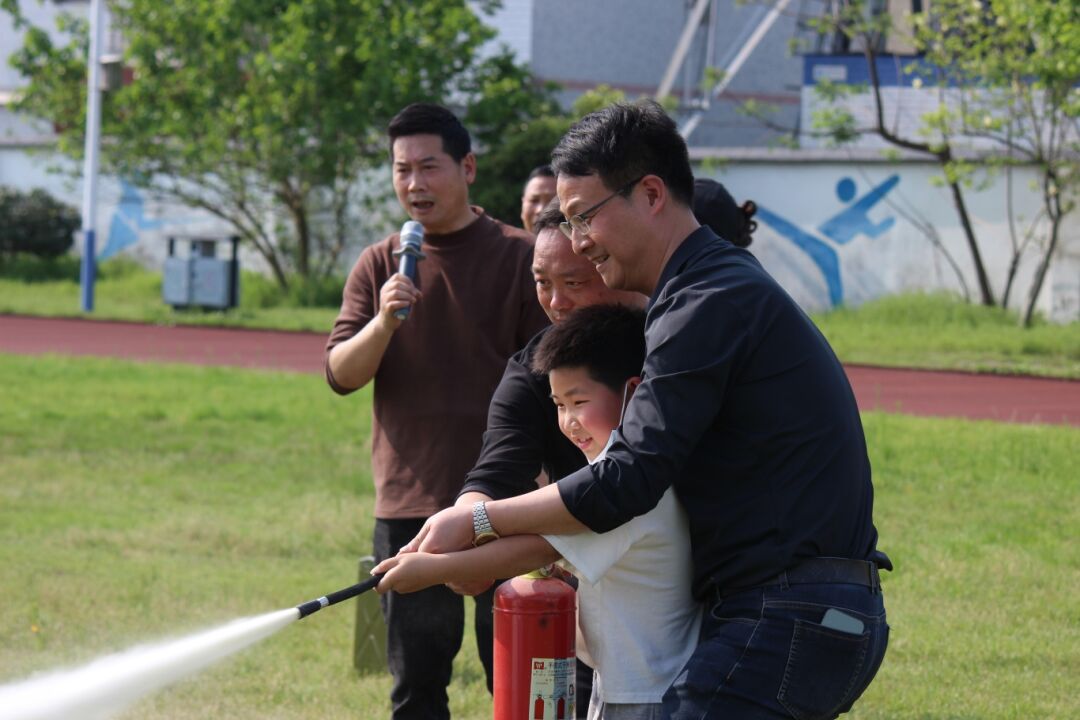 嵊州長(zhǎng)運(yùn)：守護(hù)未來(lái)，長(zhǎng)運(yùn)校車安全演練