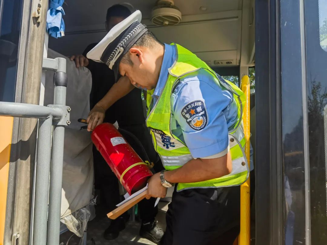 撫順交警：強(qiáng)化校車安全“大檢查”，擰緊校車出行“安全閥”！