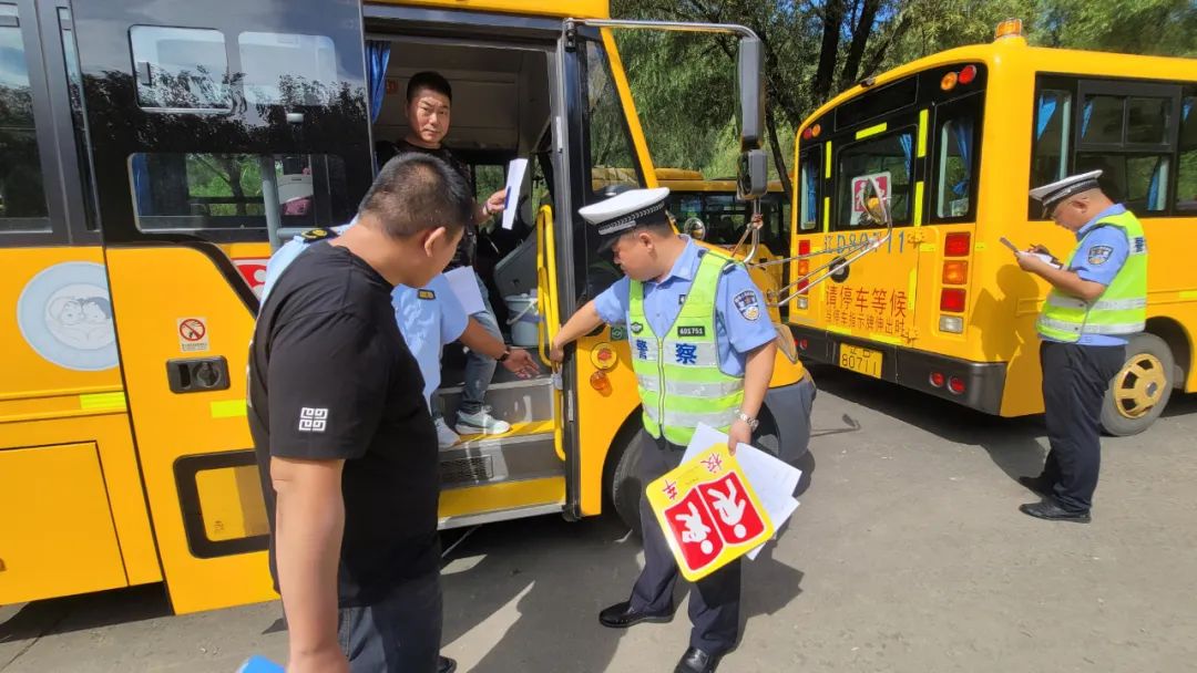 撫順交警：強(qiáng)化校車安全“大檢查”，擰緊校車出行“安全閥”！