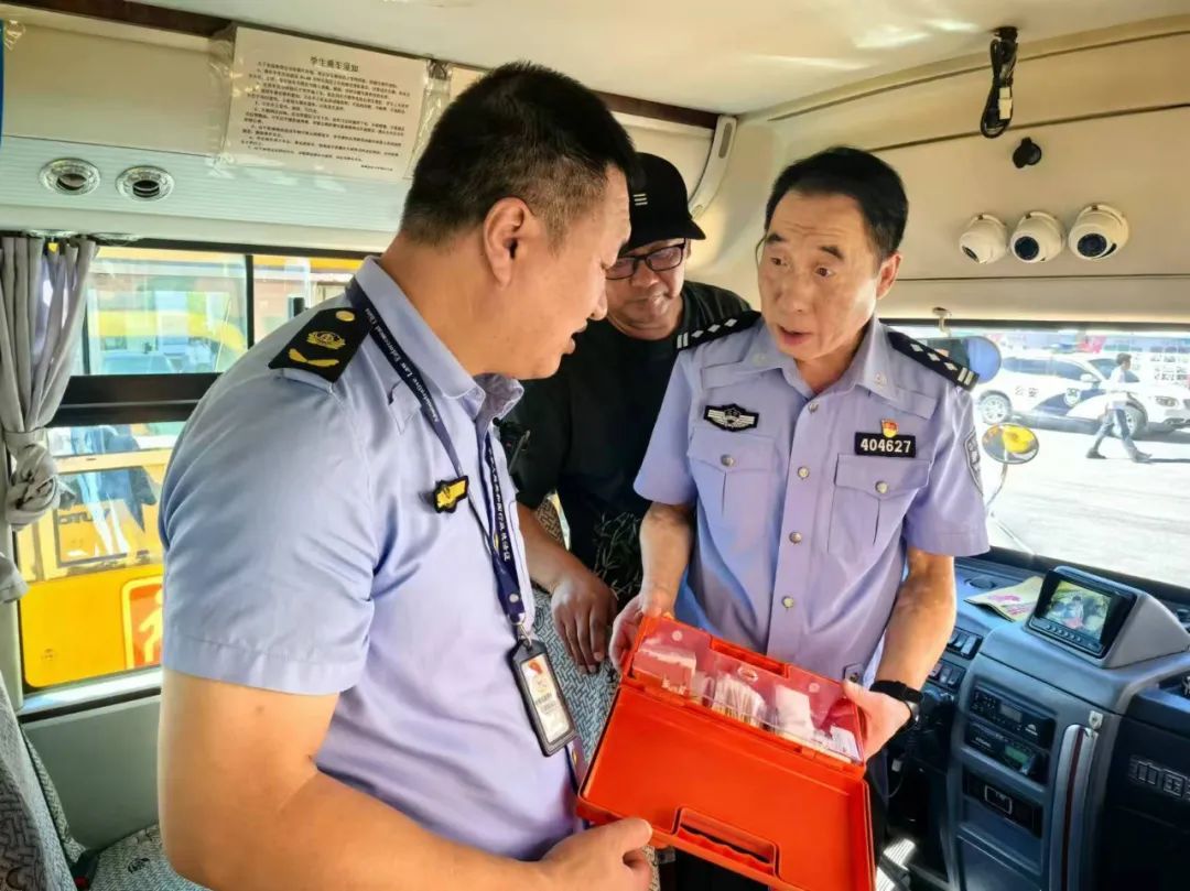 撫順交警：強(qiáng)化校車安全“大檢查”，擰緊校車出行“安全閥”！