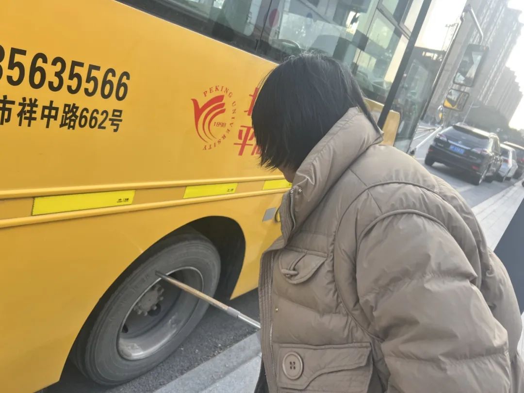 安全乘車，平安“童”行——記平湖市青鳥幼兒園校車安全應(yīng)急演練活動