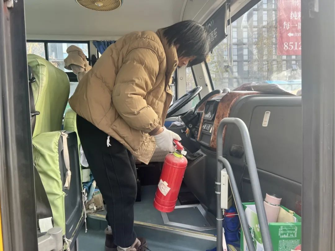 安全乘車，平安“童”行——記平湖市青鳥幼兒園校車安全應(yīng)急演練活動