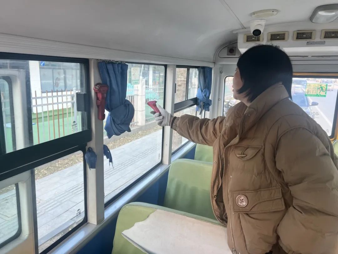 安全乘車，平安“童”行——記平湖市青鳥幼兒園校車安全應(yīng)急演練活動