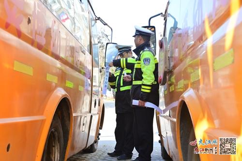 武寧交警組織開(kāi)展寒假校車安全檢查