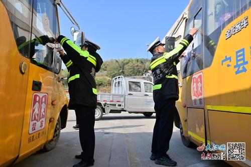 武寧交警組織開(kāi)展寒假校車安全檢查