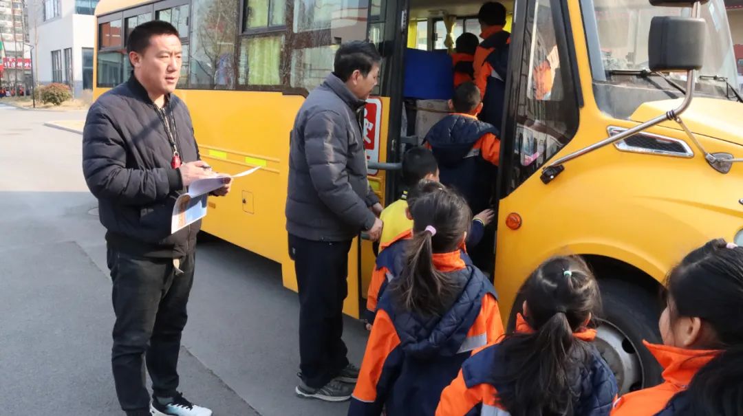 嚴把校車“安全關”，守護學生“平安路”