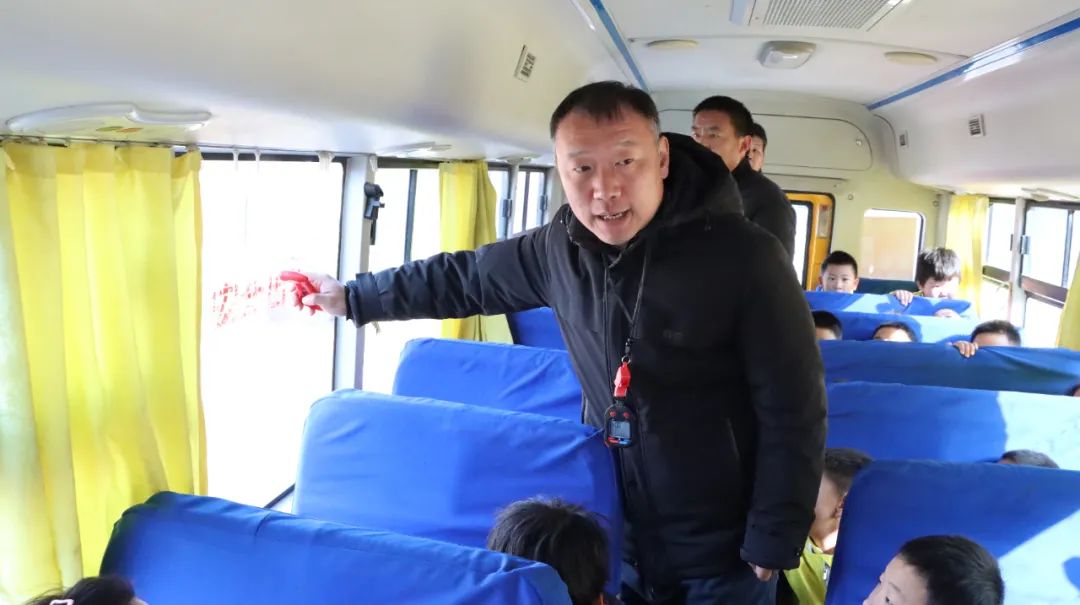 嚴把校車“安全關”，守護學生“平安路”
