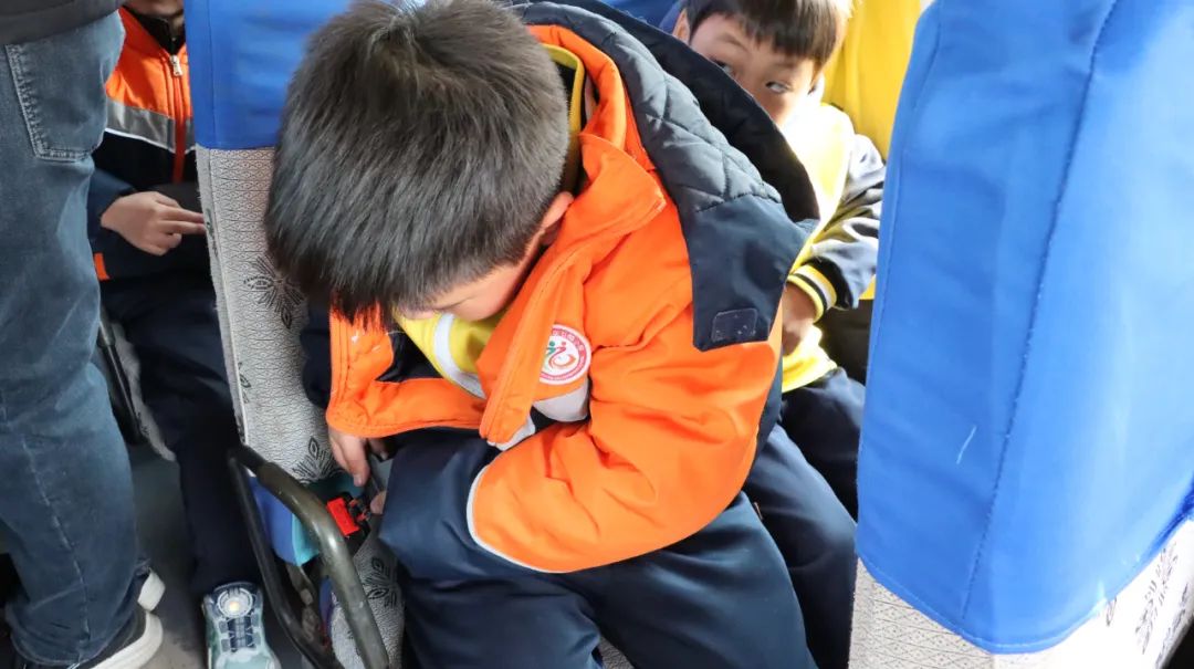 嚴把校車“安全關”，守護學生“平安路”
