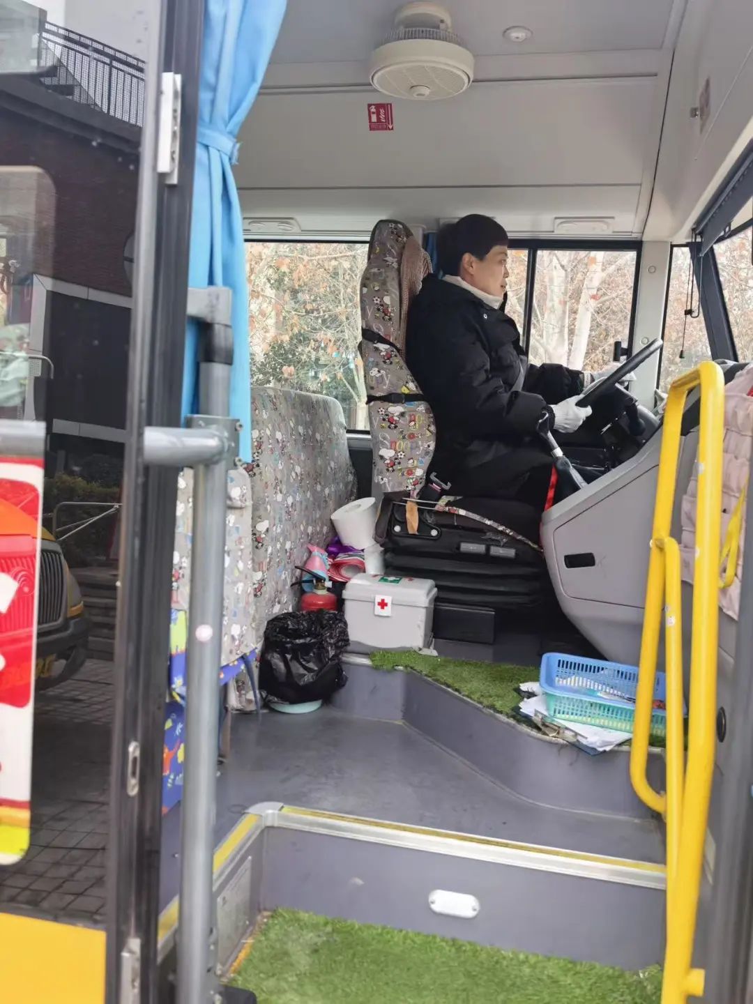 安全“童”行，伴我成長(zhǎng)——鄭州市金水區(qū)清水苑幼兒園校車突發(fā)事故模擬應(yīng)急演練
