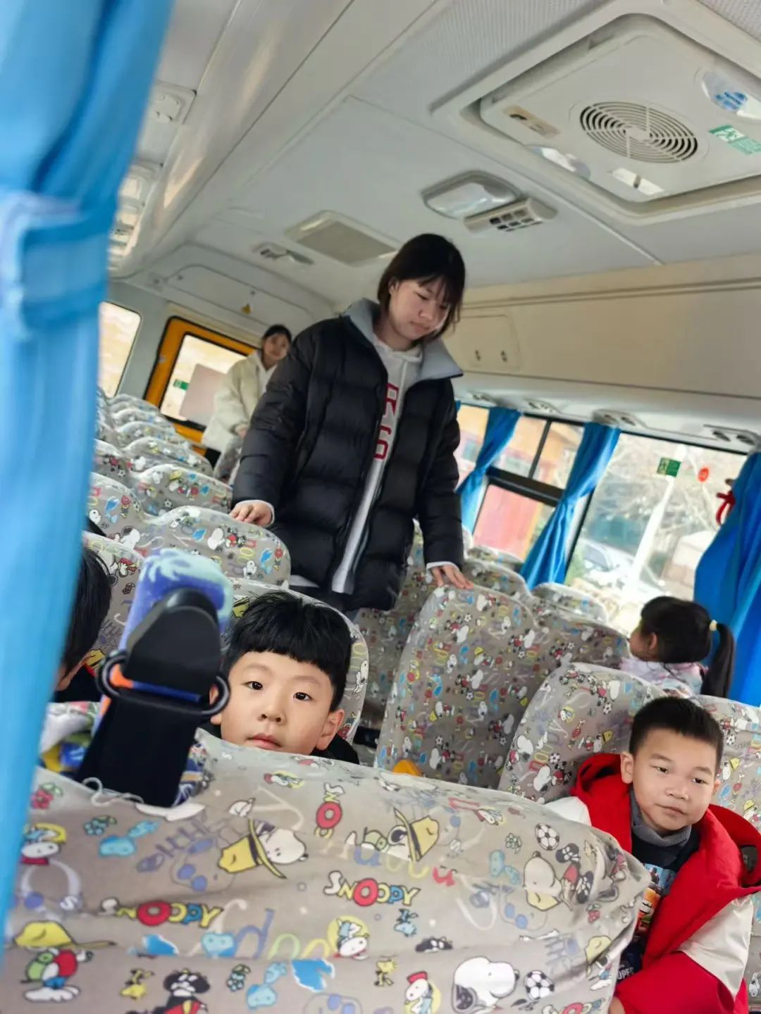 安全“童”行，伴我成長(zhǎng)——鄭州市金水區(qū)清水苑幼兒園校車突發(fā)事故模擬應(yīng)急演練