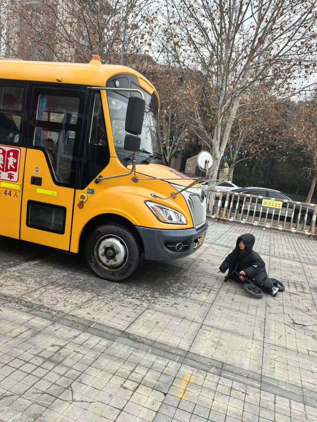 安全“童”行，伴我成長(zhǎng)——鄭州市金水區(qū)清水苑幼兒園校車突發(fā)事故模擬應(yīng)急演練