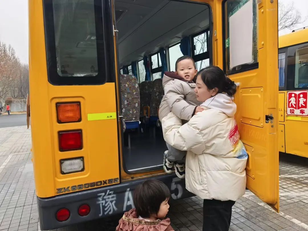 安全“童”行，伴我成長(zhǎng)——鄭州市金水區(qū)清水苑幼兒園校車突發(fā)事故模擬應(yīng)急演練