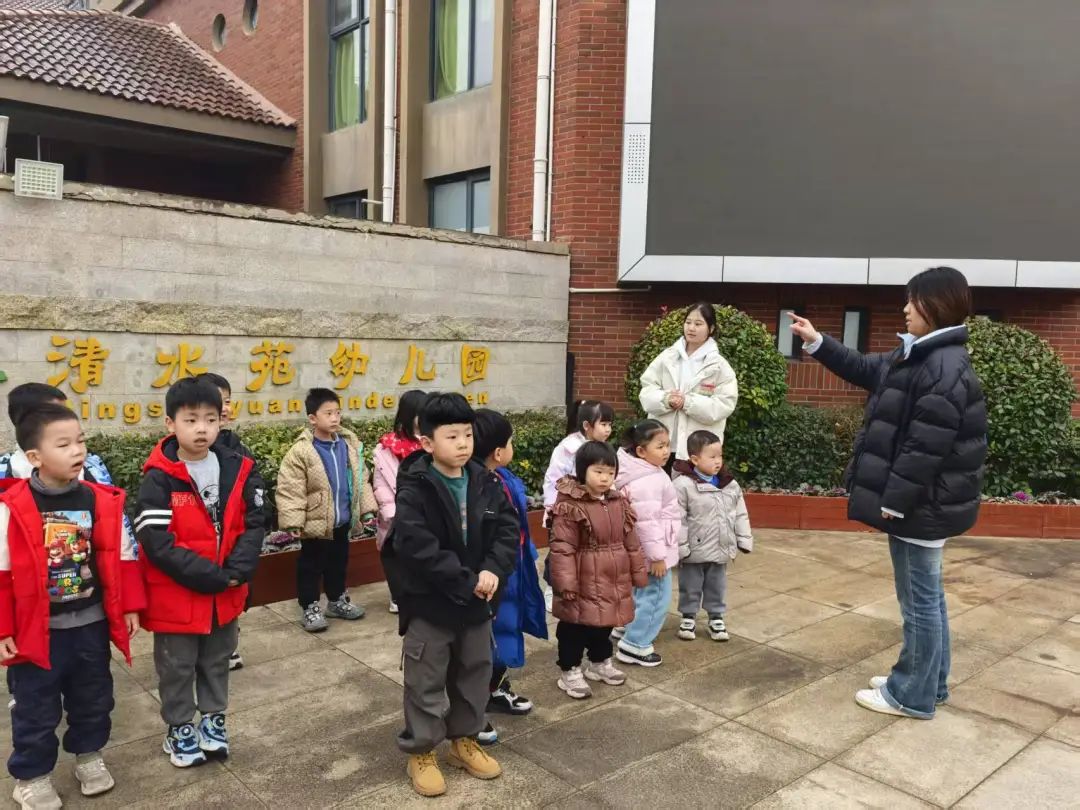 安全“童”行，伴我成長(zhǎng)——鄭州市金水區(qū)清水苑幼兒園校車突發(fā)事故模擬應(yīng)急演練