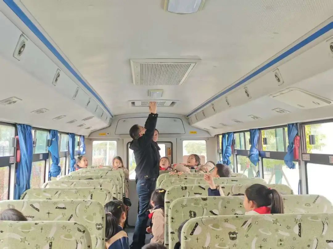 筑牢校車安全防線 守護學(xué)生出行平安——荊州經(jīng)開區(qū)第二中學(xué)2025年校車安全演練