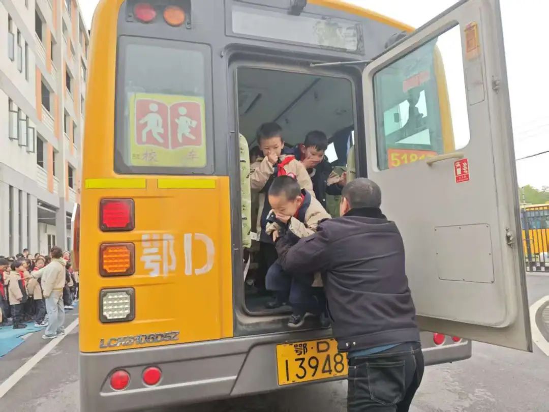 筑牢校車安全防線 守護學(xué)生出行平安——荊州經(jīng)開區(qū)第二中學(xué)2025年校車安全演練