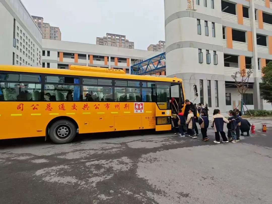 筑牢校車安全防線 守護學(xué)生出行平安——荊州經(jīng)開區(qū)第二中學(xué)2025年校車安全演練