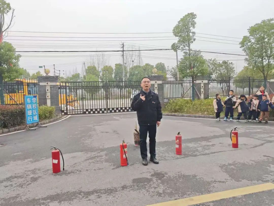 筑牢校車安全防線 守護學(xué)生出行平安——荊州經(jīng)開區(qū)第二中學(xué)2025年校車安全演練