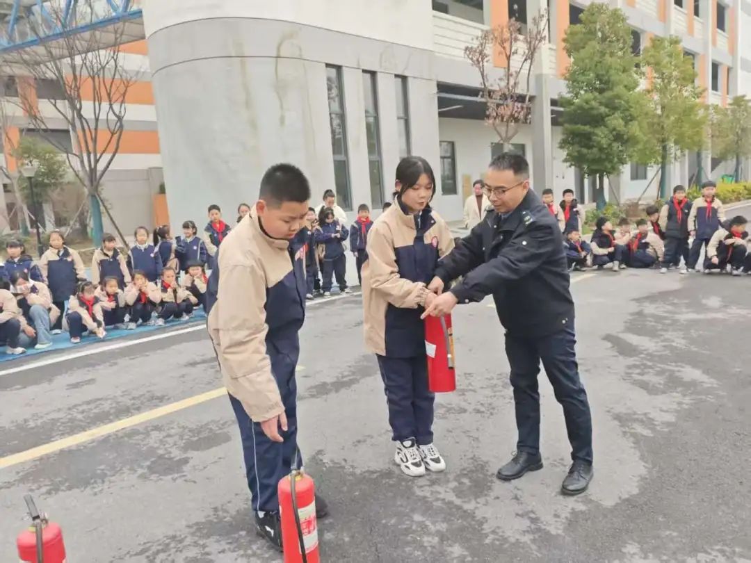 筑牢校車安全防線 守護學(xué)生出行平安——荊州經(jīng)開區(qū)第二中學(xué)2025年校車安全演練