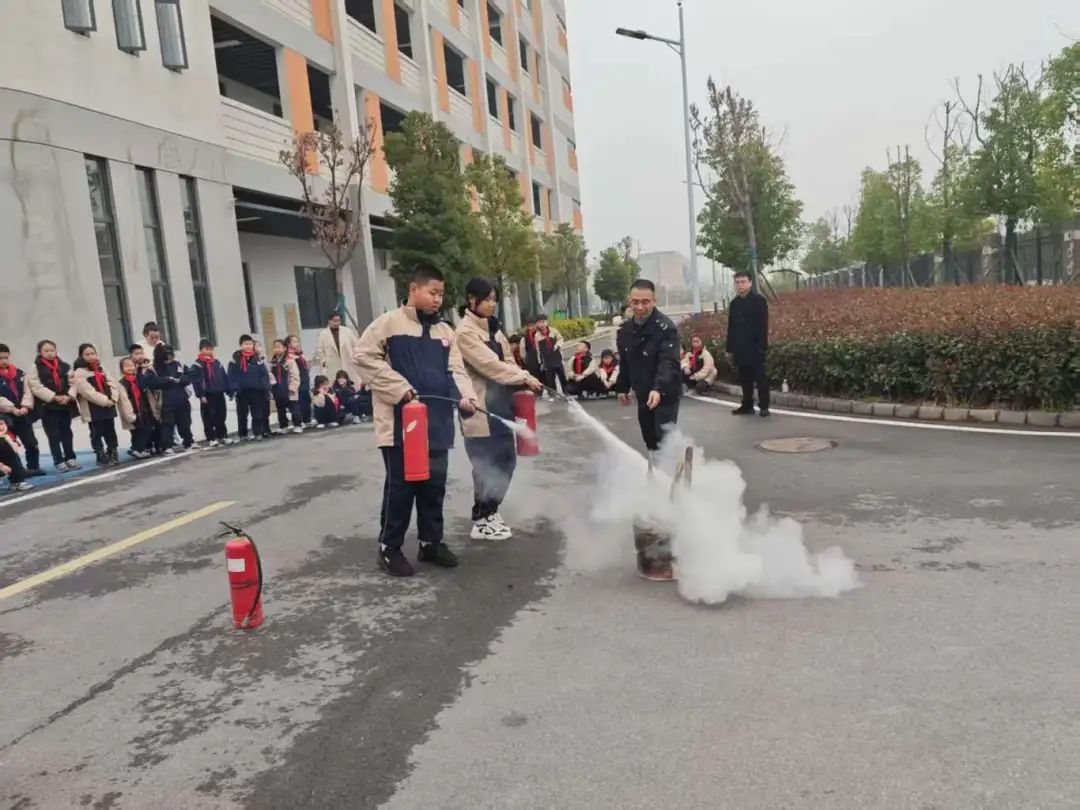 筑牢校車安全防線 守護學(xué)生出行平安——荊州經(jīng)開區(qū)第二中學(xué)2025年校車安全演練