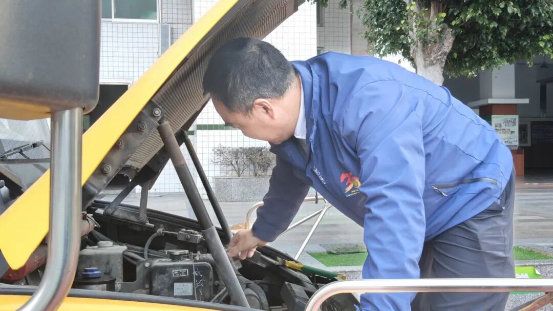 筑牢安全防線，守護(hù)成長(zhǎng)之路——自然門(mén)實(shí)驗(yàn)學(xué)校2025年秋季校車(chē)安全演練