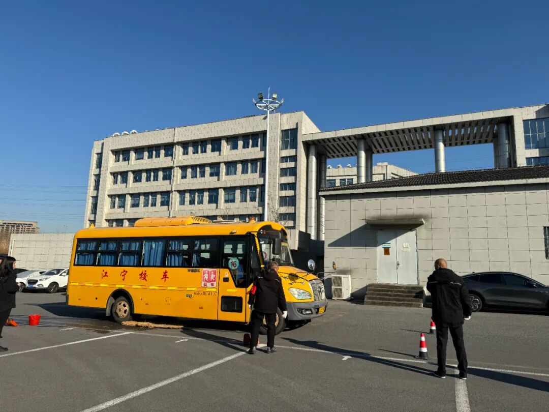 【幸福校車】防滑“鏈”習(xí)，筑牢校車安全防護(hù)墻