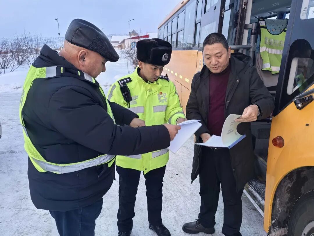 筑牢校車安全防線 守護學子出行路 阿勒泰地區布爾津公安交警開展校車安全大檢查
