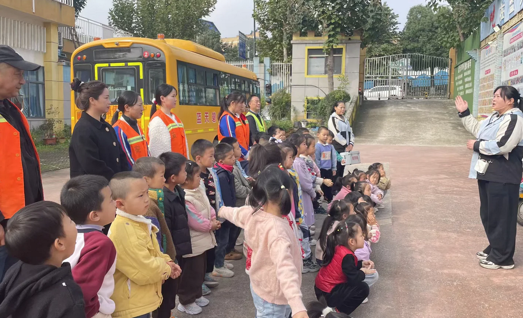 安全乘校車，平安伴我行——藍天碧水幼兒園校車安全應急疏散演練