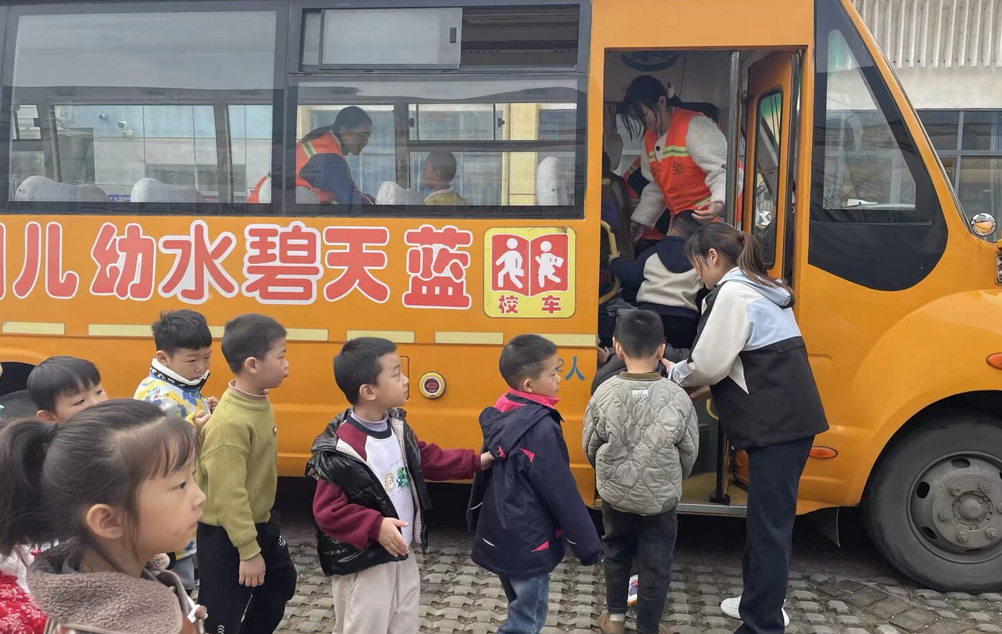 安全乘校車，平安伴我行——藍天碧水幼兒園校車安全應急疏散演練