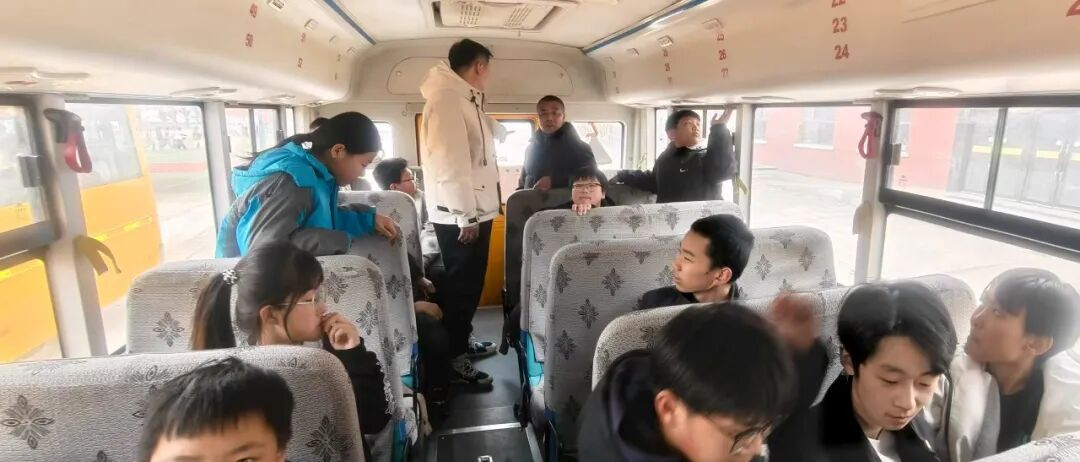 演練筑安全 護航上學路——大河灣鎮學校開展校車安全應急演練