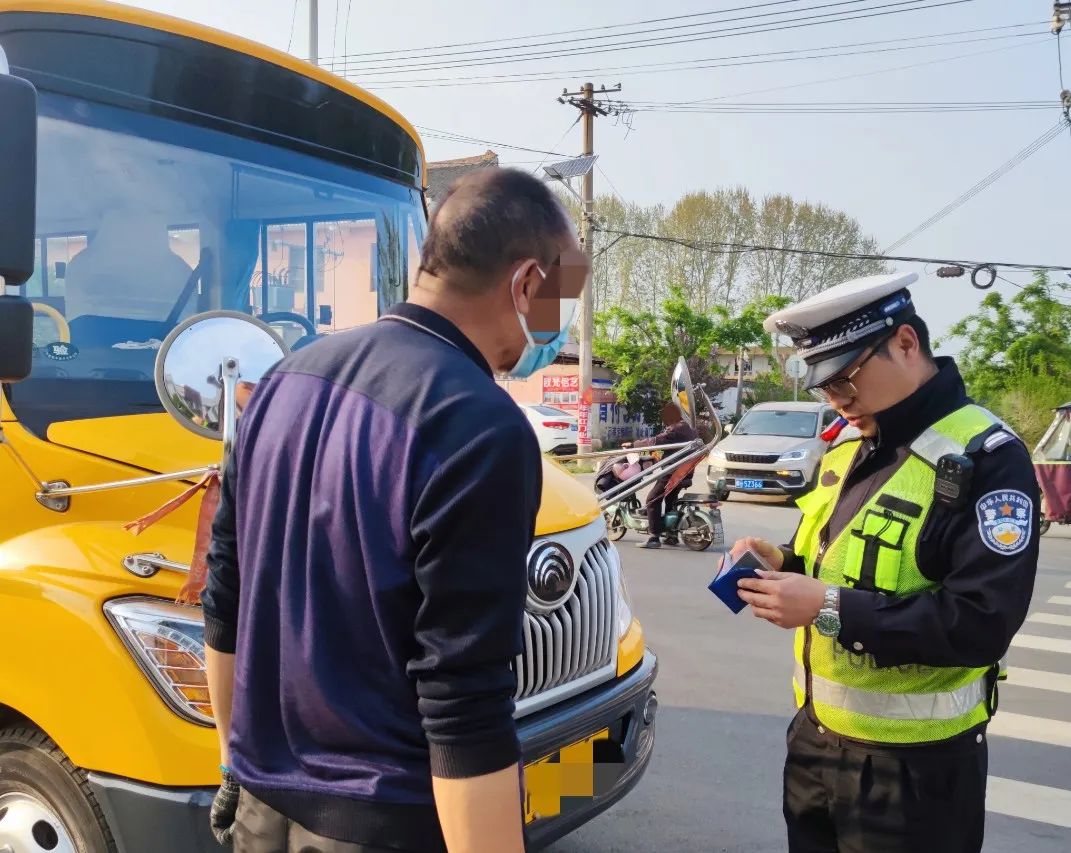 【春季行動(dòng)】沁陽公安交警開展校車安全大檢查，筑牢學(xué)生出行安全防線