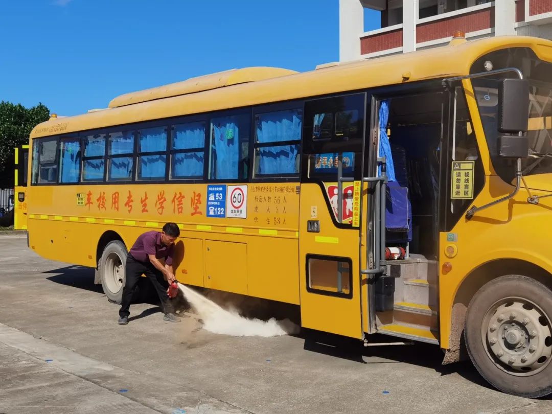 新平小學(xué)開展校車應(yīng)急疏散演練