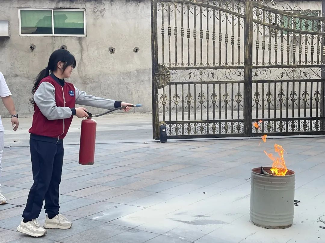 【校車安全】平安乘車，為愛(ài)護(hù)航——成田實(shí)驗(yàn)幼兒園校車安全應(yīng)急演練