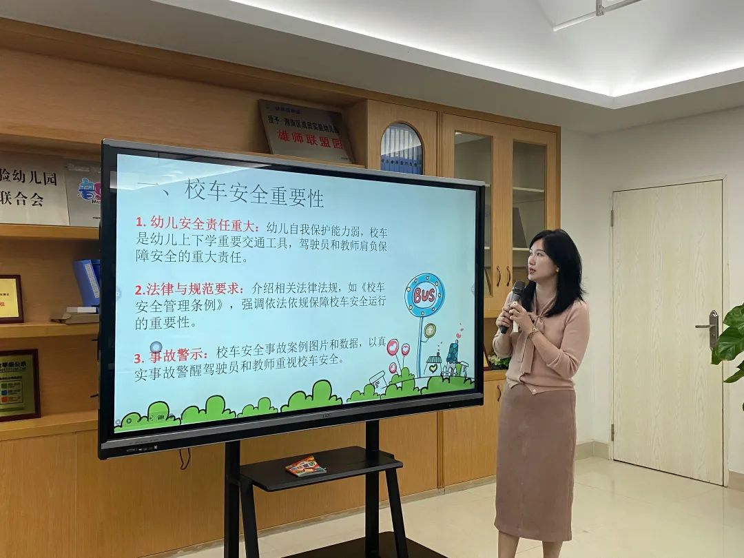【校車安全】平安乘車，為愛(ài)護(hù)航——成田實(shí)驗(yàn)幼兒園校車安全應(yīng)急演練