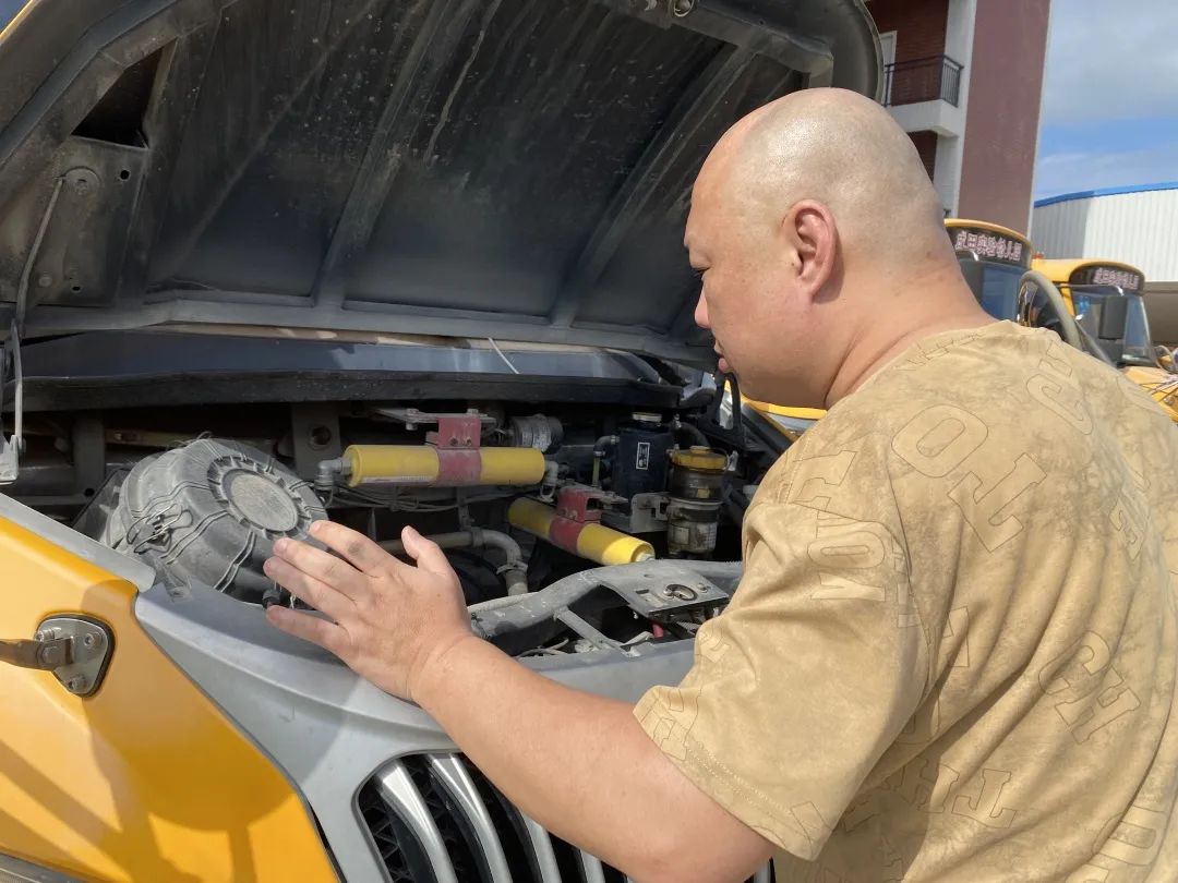 【校車安全】平安乘車，為愛(ài)護(hù)航——成田實(shí)驗(yàn)幼兒園校車安全應(yīng)急演練