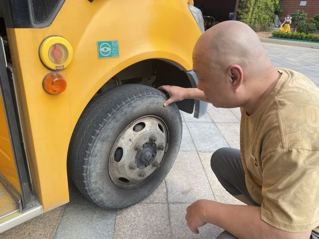 【校車安全】平安乘車，為愛(ài)護(hù)航——成田實(shí)驗(yàn)幼兒園校車安全應(yīng)急演練
