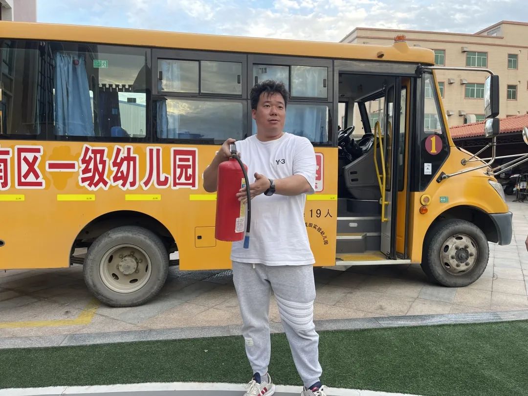 【校車安全】平安乘車，為愛(ài)護(hù)航——成田實(shí)驗(yàn)幼兒園校車安全應(yīng)急演練