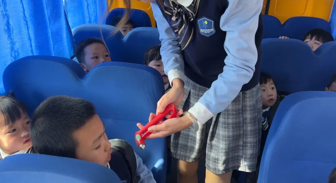 【校車安全】平安乘車，為愛(ài)護(hù)航——成田實(shí)驗(yàn)幼兒園校車安全應(yīng)急演練