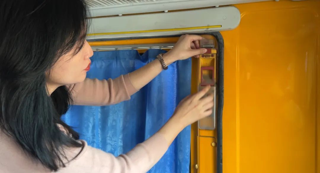 【校車安全】平安乘車，為愛(ài)護(hù)航——成田實(shí)驗(yàn)幼兒園校車安全應(yīng)急演練