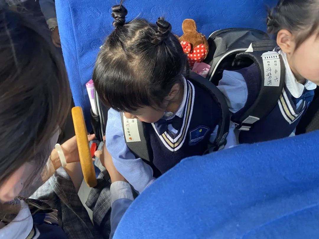 【校車安全】平安乘車，為愛(ài)護(hù)航——成田實(shí)驗(yàn)幼兒園校車安全應(yīng)急演練
