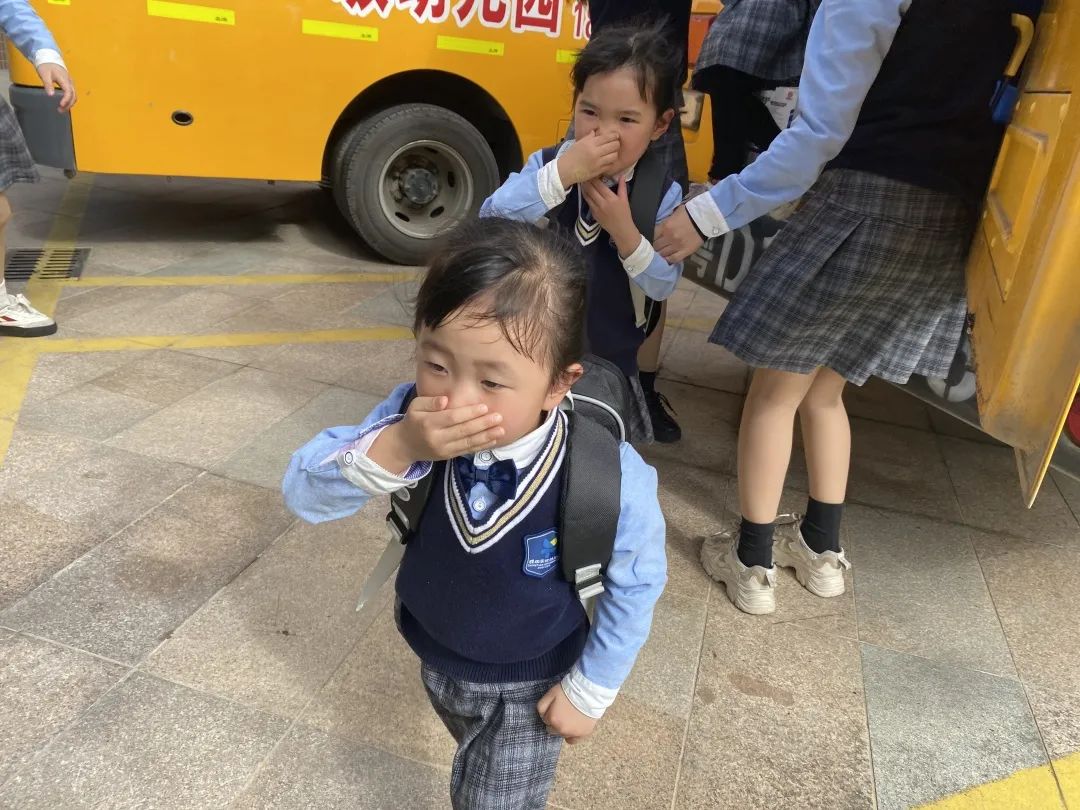 【校車安全】平安乘車，為愛(ài)護(hù)航——成田實(shí)驗(yàn)幼兒園校車安全應(yīng)急演練